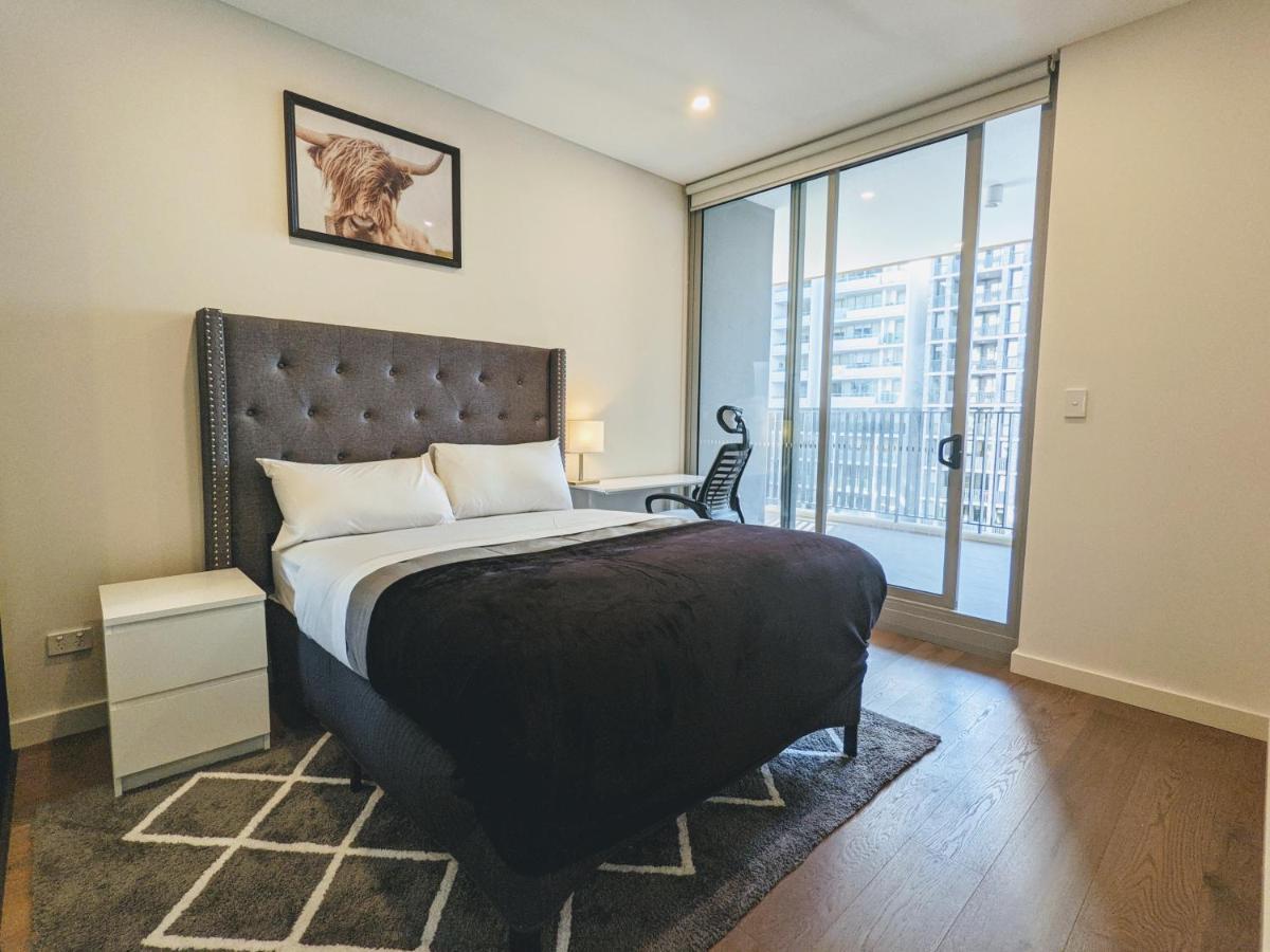 Apartment Elegant 3-bed 2-bath, Balcony, With Pool Included, No Parties! *